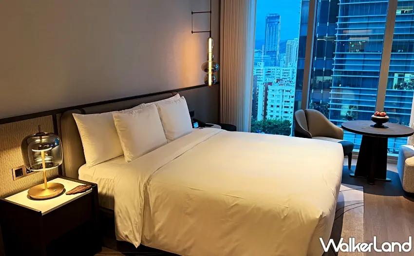 ▲豪華經典房型,以大面窗景把城市拉進室內,房間以寬敞空間搭配都會景觀。圖 / 編輯 李維唐 攝