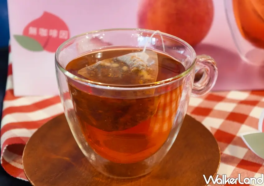 ▲摩斯漢堡全新飲品「蜜桃國寶茶」，天然果香交織無咖啡因國寶茶溫潤順口。(攝影：鄭雅之)