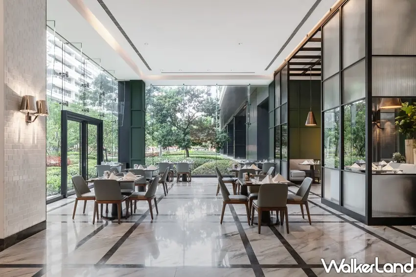▲生日聚餐想找間有氣氛的餐廳,台北萬豪Garden Kitchen也很適合排進清單!大片落地玻璃窗將戶外綠意帶進用餐空間,搭配明亮寬敞的座位與優雅裝潢,白天坐在窗邊享用頂級牛排,還能欣賞花園景致,讓生日大餐多一點儀式感。圖/台北萬豪酒店提供;窩客島整理