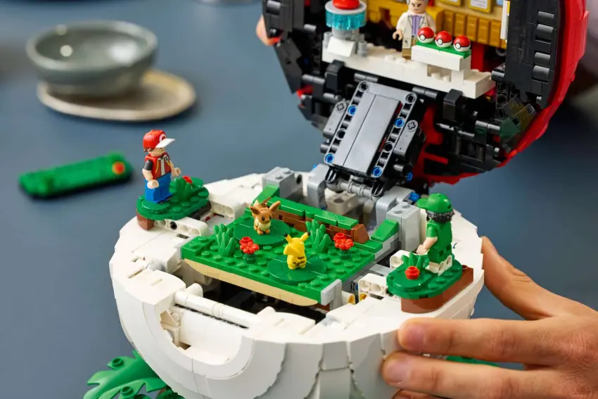 ▲內部特別搭配逼真青草底座,完美還原投擲動感。並可搭配專屬LEGO® Builder應用程式,體驗多角度縮放與旋轉的數位拼砌樂趣。