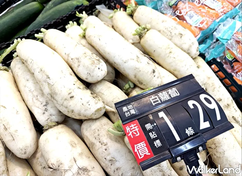 ▲堆得像小山一樣的台灣白蘿蔔,表面帶著新鮮泥土,質地紮實甘甜,限時特價每條只要29元,拿來燉湯或滷肉吸飽湯汁最對味。圖/愛買提供;窩客島整理