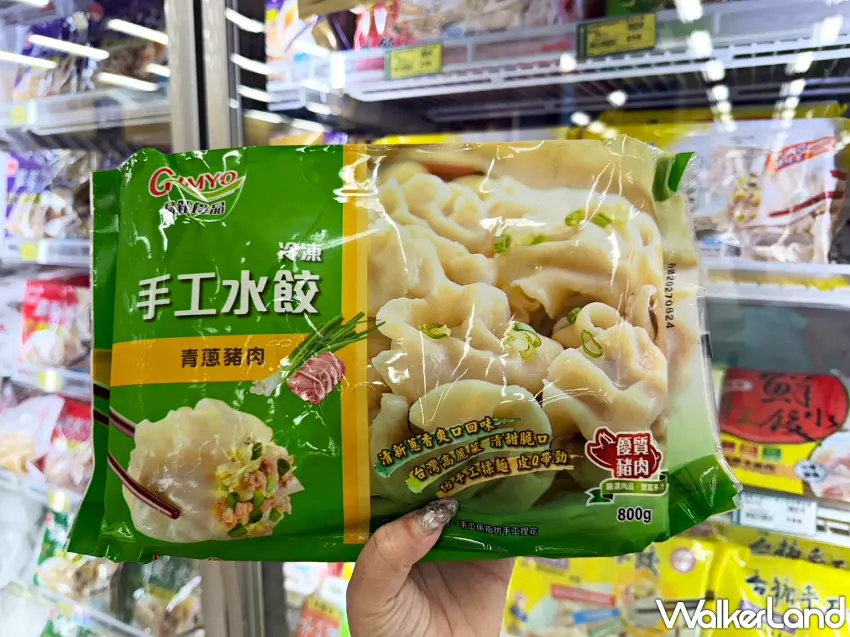▲拿在手裡份量感十足的青蔥豬肉水餃,選用優質豬肉與台灣高麗菜,滾水下鍋煮透後皮Q餡多,一口咬下還有鮮美肉汁噴發,任選2包189元,平均單包只要94.5元。圖/愛買提供;窩客島整理