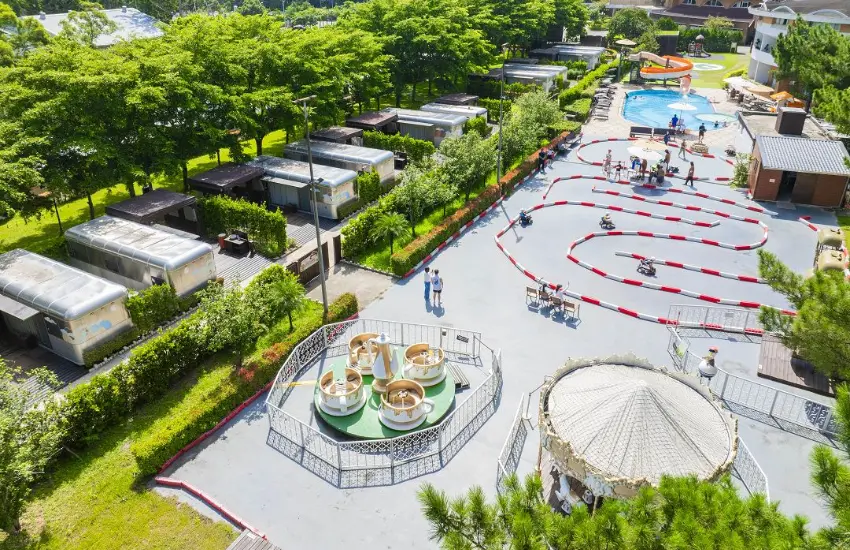 ▲住客享免費暢遊童樂園設施,包括旋轉木馬、摩天輪、咖啡杯與栗比飛車,大人小孩都能找回純粹的歡樂時光。
