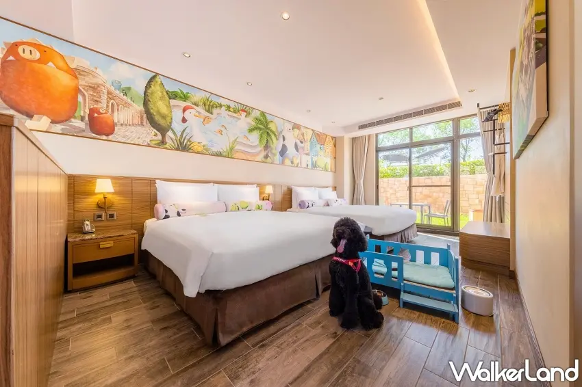 ▲貼心準備毛小孩專屬小床與專用餐碗,寬敞平坦的空間搭配可愛牆面彩繪,讓愛犬也能跟著主人一起享受奢華度假假期。 圖/天成飯店集團提供;窩客島整理