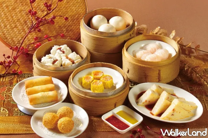 ▲現點現蒸的蒸籠港點一開蓋就冒出滾燙熱氣,外皮晶瑩剔透的蝦餃搭上餡料紮實的燒賣與金黃蘿蔔糕,每口都能吃到真材實料的道地港式美味。 圖/天成飯店集團提供;窩客島整理