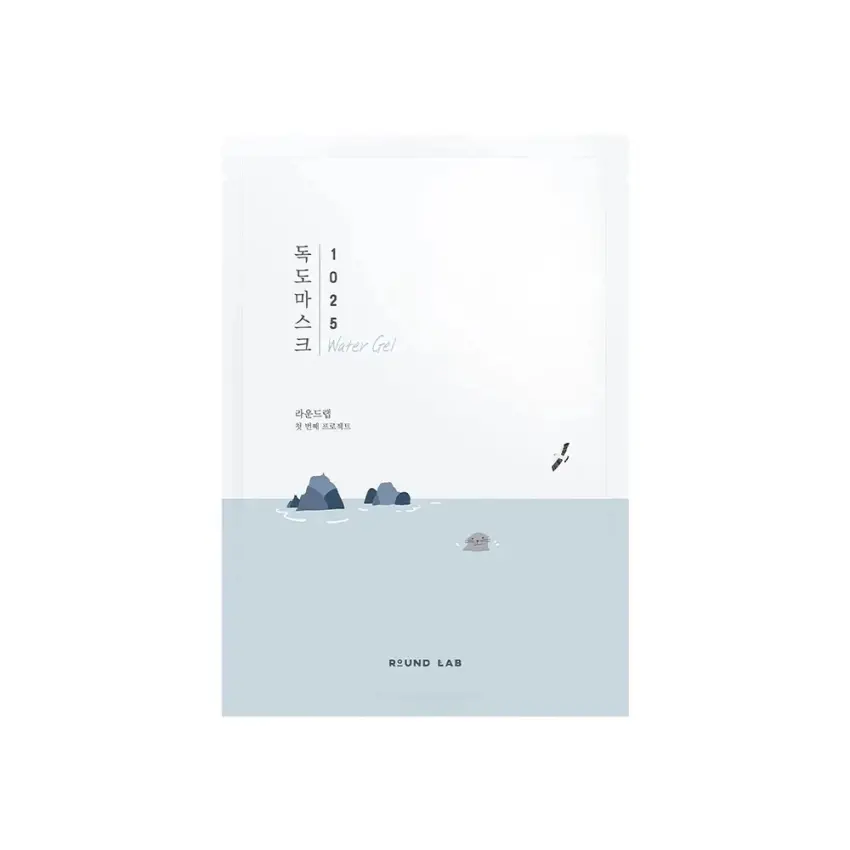 ▲ 獨島1025保濕面膜擁有滿滿精華液,能快速撫平乾裂脫皮並維持整日水感。 水凝膠質地貼合度極高且觸感冰涼,溫和無刺激的配方連敏感肌都能安心享用。
