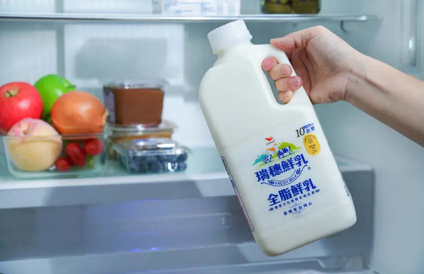 ▲1858ml家庭號是許多人家裡冰箱的常備品。瑞穗鮮乳從牧場乳源管理開始,便為全家人每天飲用的鮮乳品質層層把關。(圖/WalkerLand攝)