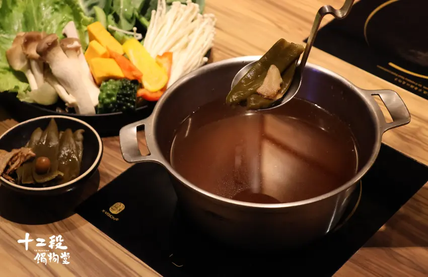 ▲剝皮辣椒湯底的微辣感,能讓身子整個暖起來,越喝越上癮