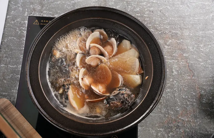 ▲以客家老菜脯燉煮的蛤蠣雞湯,香氣層次豐富且色澤誘人