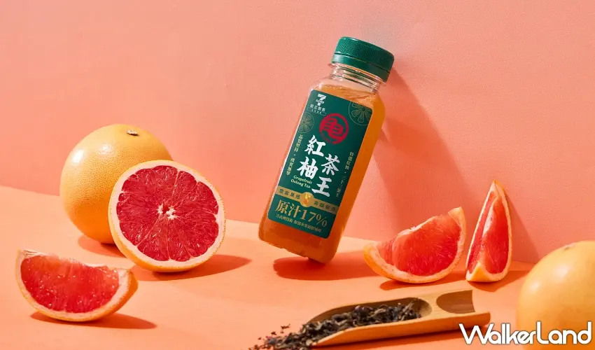 ▲嚴選三十三茶王作為底蘊,搭配鮮切紅柚與葡萄柚果粒,冷高壓技術鎖住原汁新鮮度,走進超商就能隨時暢飲。圖/SUNFRIEND MOUTH提供;窩客島整理
