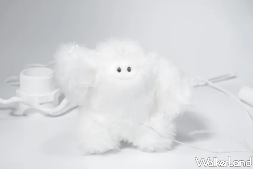 ▲全身純白毛茸茸的白化雪男娃娃手感極度軟萌,舉起小手的無辜表情真的太犯規,絕對是快閃店現場必須先搶的夢幻逸品。圖/KenElephant提供;窩客島整理