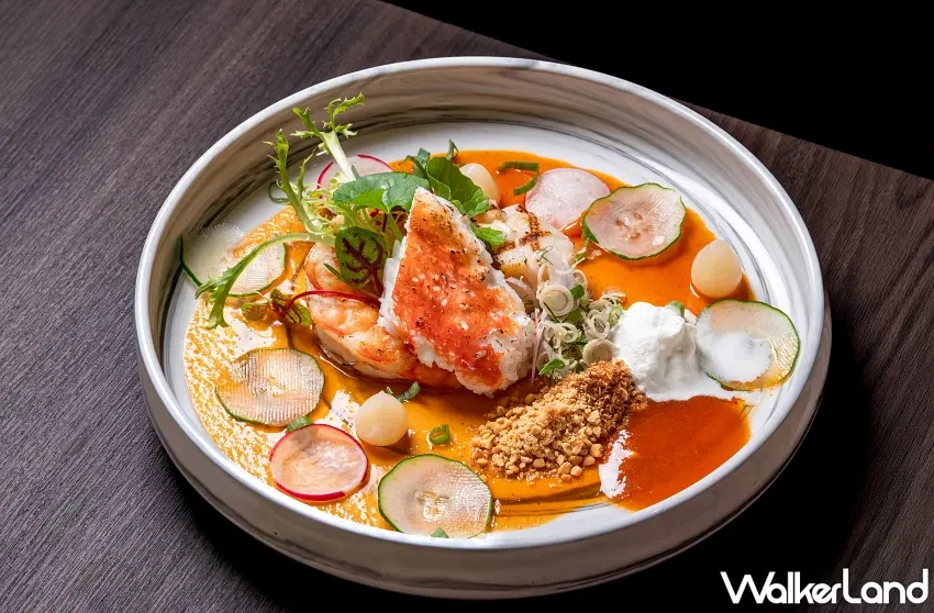 ▲厚實飽滿的帝王蟹肉、炙烤日本生食級干貝與彈牙大草蝦排排站,淋上滑順椰漿奶霜與特製香料果凍,極致鮮甜口感一吃就上癮。圖/香茅廚提供;窩客島整理