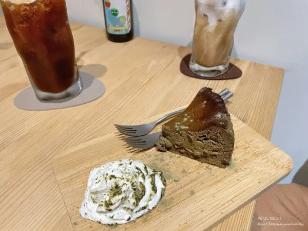 ▲台北深夜咖啡廳推薦!台北車站附近「Nearby Café」餐點提供熱壓吐司、水餃、拌麵等。(攝影:部落客 Hi! I'm Chris :))