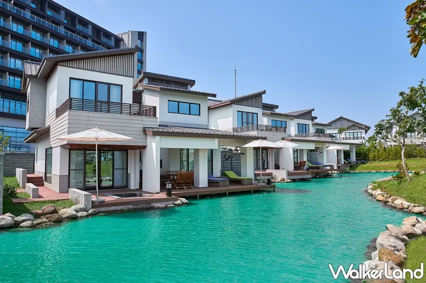 ▲清澈湛藍的池水環繞著獨棟日式 Villa,隨手一拍都是絕美景致,這次線上旅展最低只要3.3折起,每人平均不用2,000元就能輕鬆入住超值奢華空間。 圖/宜蘭綠舞國際觀光飯店提供;窩客島整理