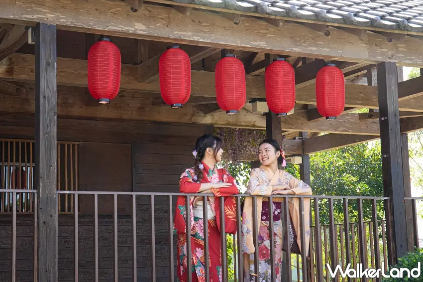 ▲穿上質感細緻的花色浴衣,漫步在掛滿紅色燈籠的日式長廊下,微風吹過帶點涼意,瞬間擁有秒飛京都度假的滿滿儀式感。 圖/宜蘭綠舞國際觀光飯店提供;窩客島整理