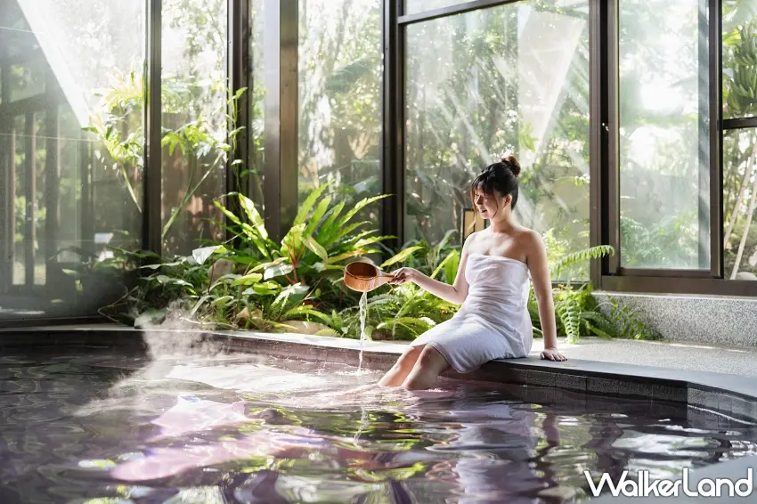 ▲氤氳蒸氣在溫暖的風呂浴池間繚繞,將舀水木桶輕輕舀起溫熱水流,浸泡其中瞬間釋放全身疲憊,冬日放鬆選這套票組合準沒錯。 圖/宜蘭綠舞國際觀光飯店提供;窩客島整理