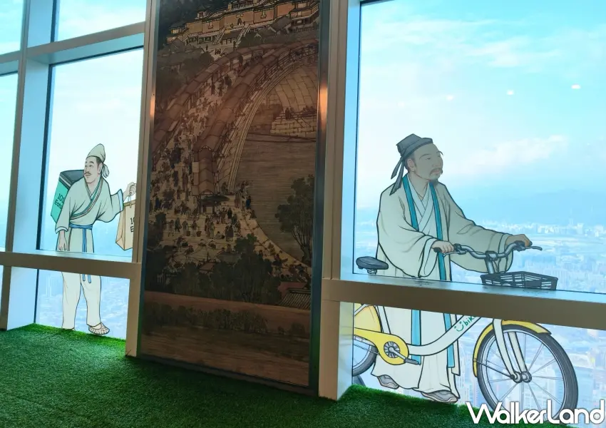 ▲89F觀景台窗邊設置朕的台北上河圖趣味造景,將古人騎u-bike與送外送等穿越場景結合大台北高空美景,成為人氣拍照打卡點。(攝影:鄭雅之)