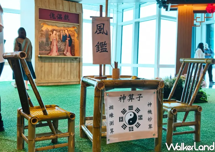 ▲特展區設置古風市集台北雲端街坊,還原傳統槐傀戲台與神算子算命攤位造景,讓遊客秒入戲體驗濃濃宮廷古典風情。(攝影:鄭雅之)