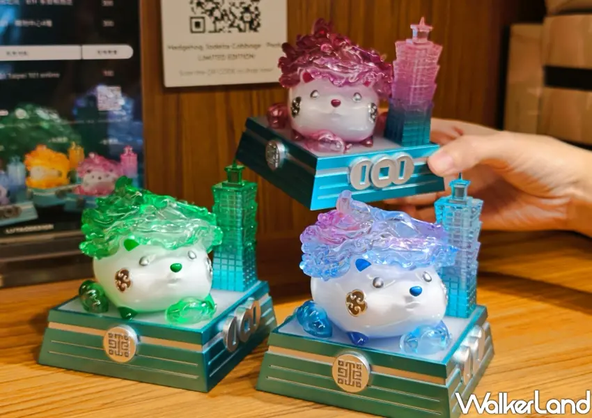 ▲人氣公仔故宮文物系列翠玉白菜刺刺百財登峰推出四款晶透顏色,結合台北101與翠玉白菜打造招財桌上擺飾,吸引收藏家搶購。(攝影:鄭雅之)