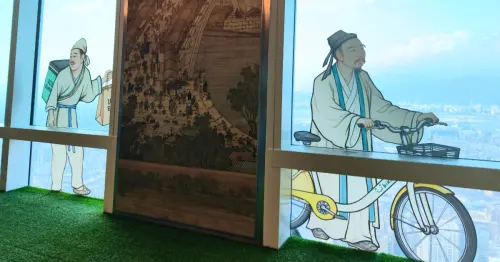 台北101Ｘ故宮雲端特展！高空穿越劇送好禮，龍紋鐵盒超過50款聯名，連外國人都在搶買