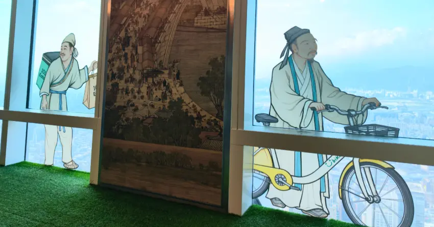 台北101Ｘ故宮雲端特展！高空穿越劇送好禮，龍紋鐵盒超過50款聯名，連外國人都在搶買