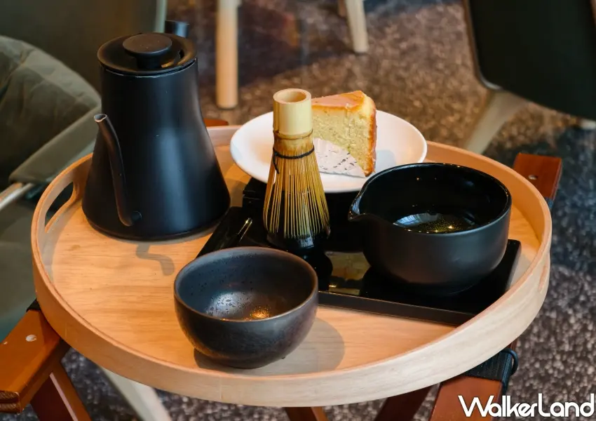 ▲星巴克首度導入專屬桌邊服務,由夥伴現場手刷抹茶,為顧客帶來極具儀式感的茶瓦納抹茶三式體驗。(攝影:鄭雅之)