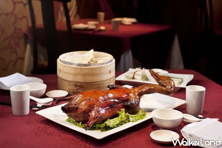 ▲金黃酥脆的整隻烤鴨霸氣上桌,光看那油亮焦糖色澤就讓人忍不住流口水,搭配特製餅皮與醬汁更是層次豐富。 圖/凱撒飯店連鎖提供;窩客島整理