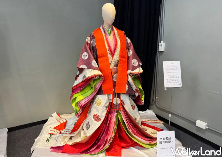 ▲平安時代宮廷「十二單」、「重袿」呈現豐富層次,以同色系漸變色彩表現四季變化之美。(攝影:鄭亦庭)