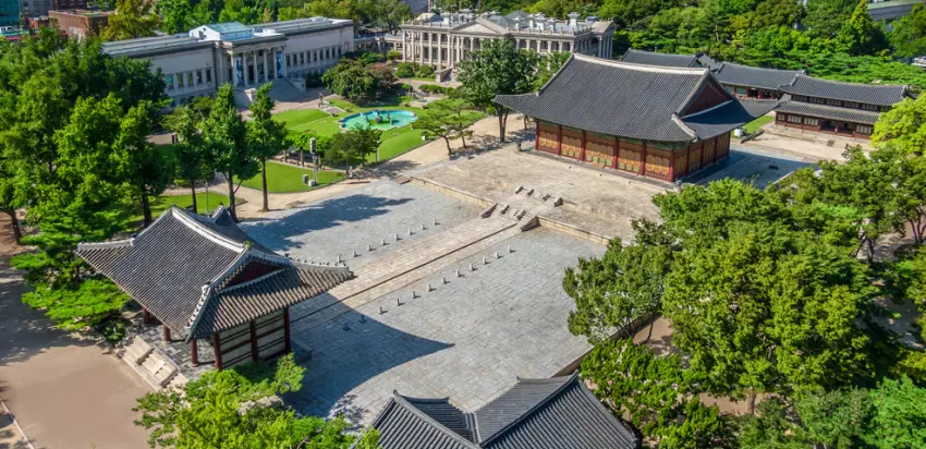 ▲鳥瞰德壽宮中和殿與後方石造殿,傳統韓式宮殿與近代西洋建築交會,展現獨特的東西合璧風貌。