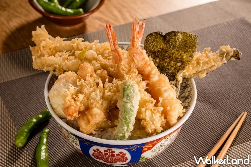 ▲整碗炸物直接堆成小山!金子半之助招牌「江戶前天丼」最吸睛的就是長達30公分的巨無霸穴子魚,搭配鳳尾蝦、干貝等海鮮,金黃酥脆的麵衣淋上鹹甜秘傳醬汁,再配一口熱騰騰白飯,光看就讓天丼控食指大動。推薦價469元。圖/金子半之助提供;窩客島整理