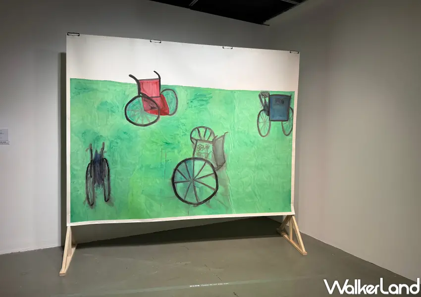 ▲中山站免費展覽!臺灣藝術家郭俞平作品深度剖析高齡社會下,外籍看護生命經驗與離世記憶。(攝影:鄭亦庭)