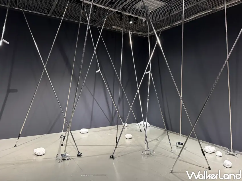 ▲台北當代館《當未來不再被紀念》特展即日起至11/22免門票開逛,聚焦超高齡社會下的長照、勞動與生命記憶議題。(攝影:鄭亦庭)