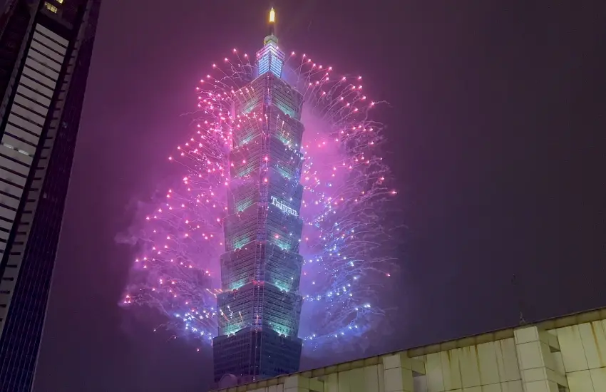 ▲2027跨年想近距離欣賞台北101煙火,旭集台北信義店也是熱門選擇。跨年晚餐第二場還能走到戶外露臺,欣賞101煙火在夜空中綻放,邊吃日式百匯邊迎接新年,跨年儀式感直接拉滿。圖/饗賓集團提供;窩客島整理
