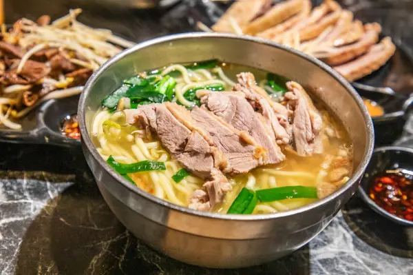 ▲桃園美食排隊必吃!24小時營業「鴨肉榮」必點招牌鴨肉麵。(攝影:部落客 大手牽小手。玩樂趣)
