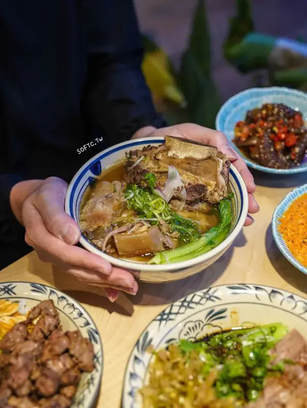 ▲桃園美食排隊必吃!「牛山.牛肉麵.燒肉飯」清燉牛肉麵一次吃到牛腱、牛尾、牛筋與牛肋排。(攝影:部落客 軟西,遊記)