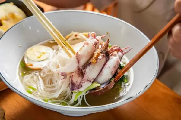 ▲桃園美食推薦!金小蔥雞湯米粉招牌「海鮮綜合米粉」雞湯搭配澎湖小卷、東石鮮蚵。(攝影:部落客 大手牽小手。玩樂趣)