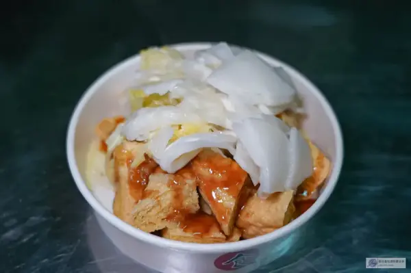 ▲桃園小吃推薦!阿男現炸臭豆腐現點現炸,80元份量實在。(攝影:部落客 靜兒貪吃遊玩愛分享)