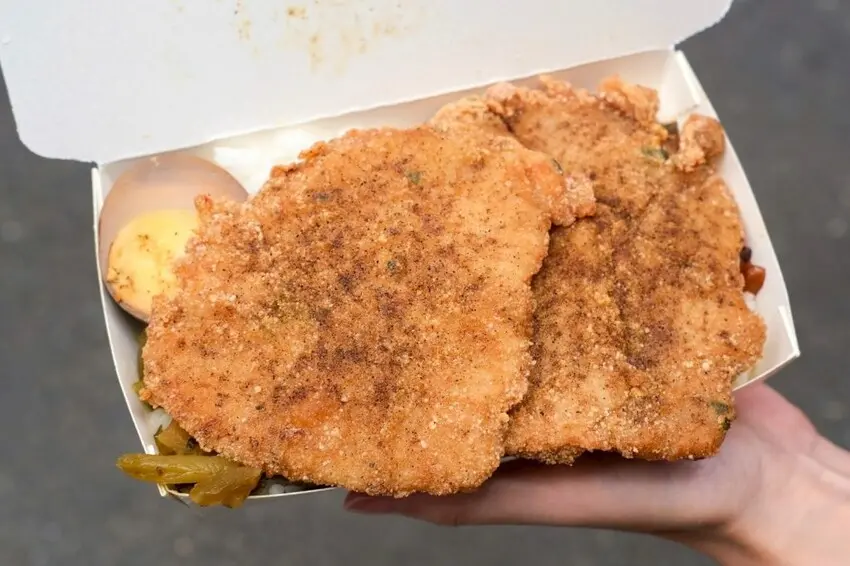 ▲桃園美食推薦!丸強飯店比臉還大雞排便當,CP值超高。(攝影:部落客 肉依小姐吃什麼)