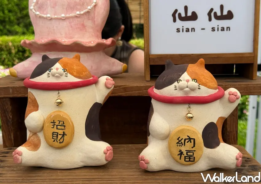 ▲仙仙日常品牌推出超萌的招財貓與納福貓陶藝創作,吸引不少毛孩控與貓奴關注。(攝影:鄭雅之)