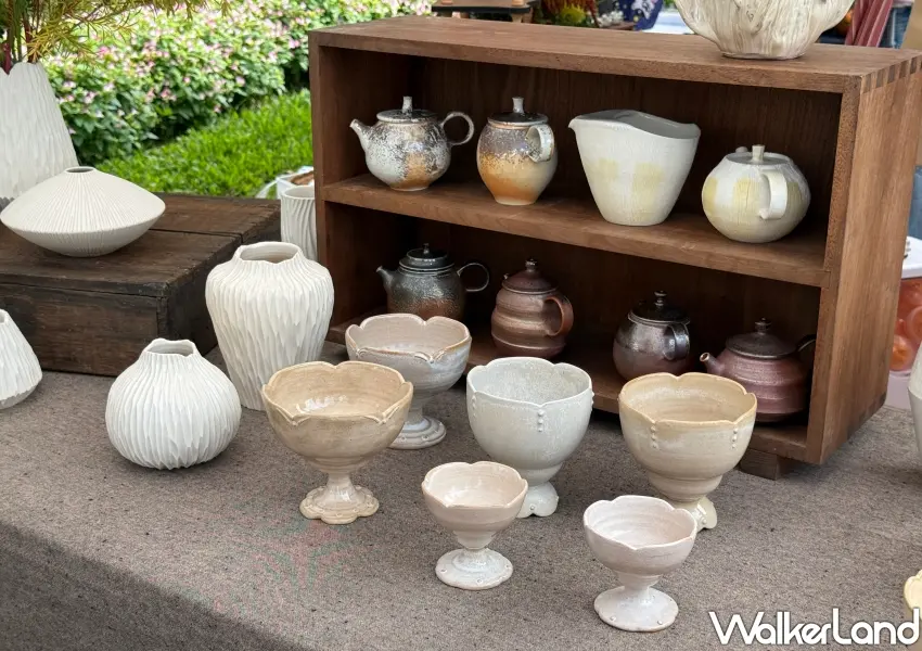 ▲現場展示多款溫潤釉色的質感文青陶器,包含花器、餐盤與熱門茶道具。(攝影:鄭雅之)