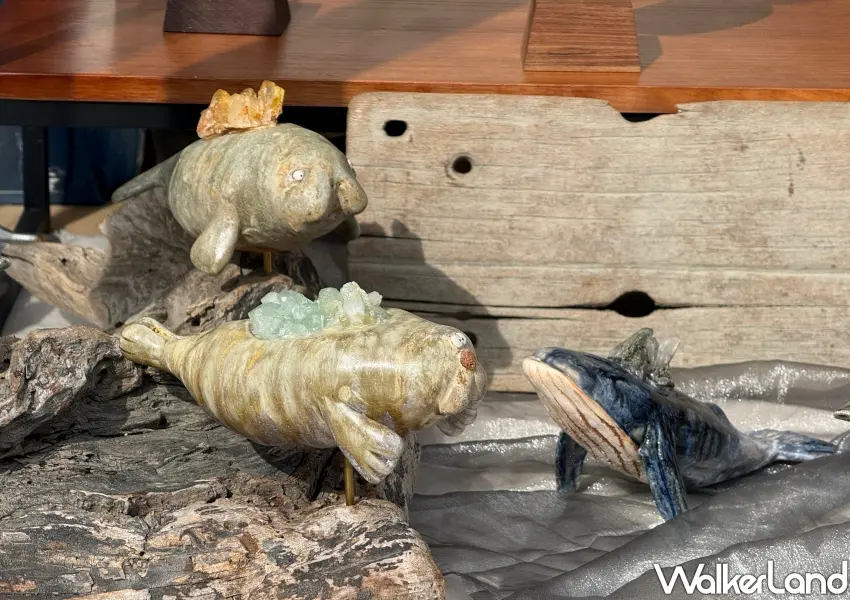 ▲獨具匠心的海洋生物與鯨鯊陶器藝術品,展現創作者獨一無二的雕塑美學。(攝影:鄭雅之)