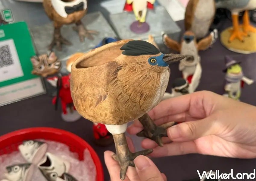 ▲吸睛度十足的立體黑冠麻鷺陶器,是被網友譽為地瓜的人氣鳥類也變成為居家空間人氣選品。(攝影:鄭雅之)