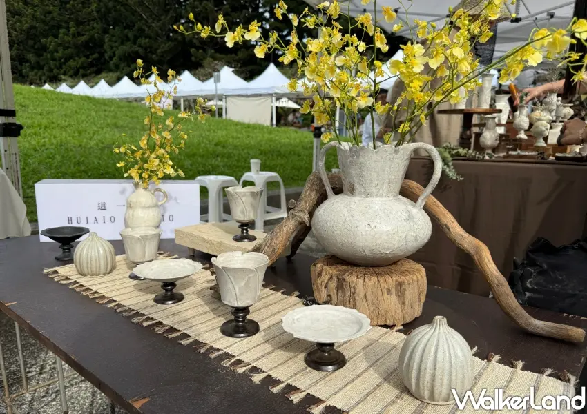 ▲展示台與質感花器巧妙搭配優雅的花藝,展現好陶市集極具品味的生活工藝學。(攝影:鄭雅之)