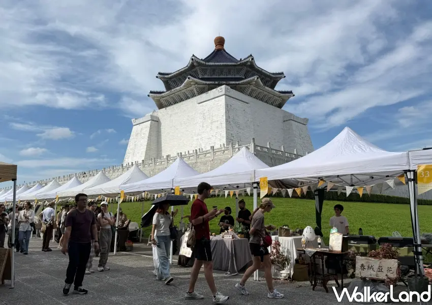 ▲位於中正紀念堂戶外廣場的好陶市集,攤位沿著白牆熱鬧展開,吸引滿滿逛市集人潮。(攝影:鄭雅之)