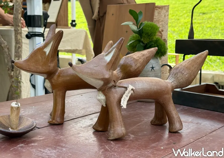 ▲造型生動的狐狸陶藝雕塑作品,呈現出創作者精湛的手藝與溫暖質感。(攝影:鄭雅之)