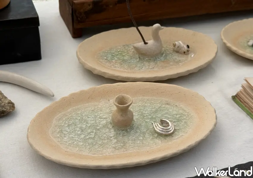 ▲結合碎玻璃結晶質感的造型陶藝線香座與飾品盤,展現獨具特色的質感生活工藝。(攝影:鄭雅之)