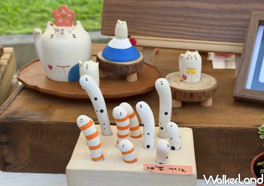 ▲花園鳗與招財貓造型的陶藝生活小物,可愛吸睛的造型引來不少民眾停下腳步。(攝影:鄭雅之)