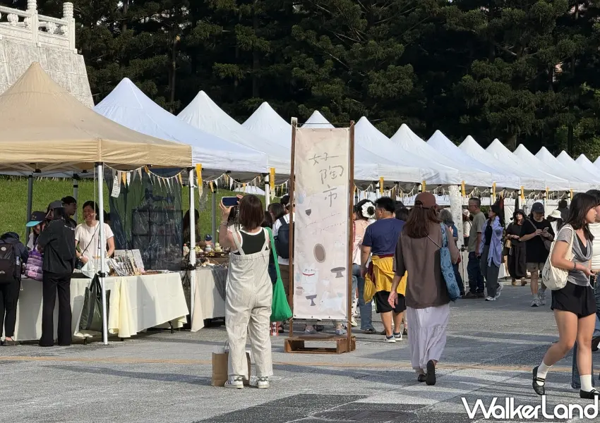 ▲好陶市集集結超過120個質感手作工藝品牌,在中正紀念堂戶外廣場熱鬧開逛。(攝影:鄭雅之)