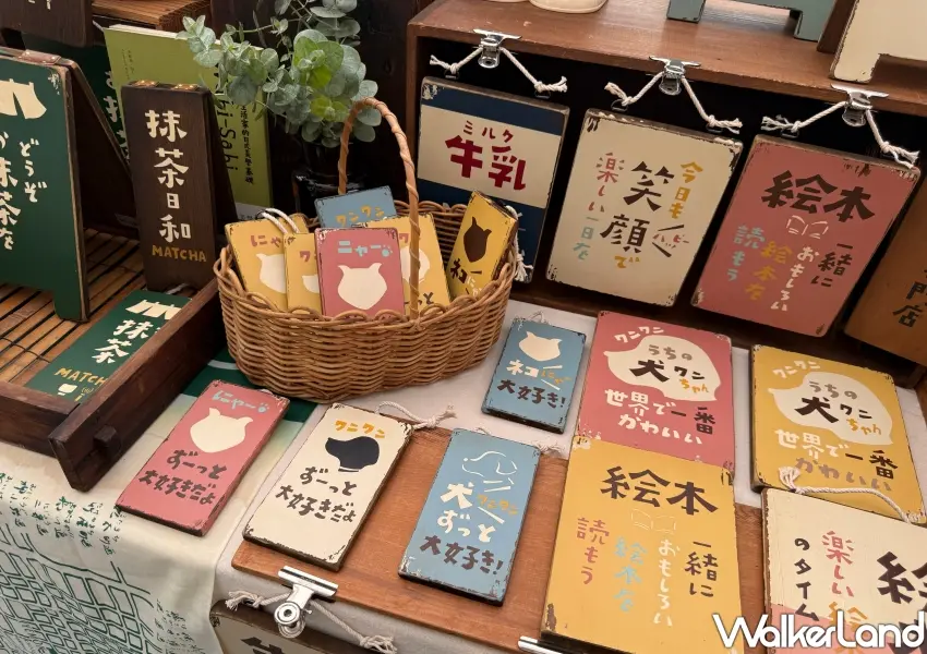 ▲日式復古繪本風格的木作告示牌與掛飾,充滿濃厚生活感與文青氣息。(攝影:鄭雅之)