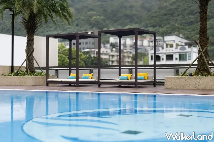 ▲礁溪泡湯假期可以先安排!長榮鳳凰酒店礁溪館今年只要2張住宿券,就能入住雙人高級洋式客房,享受美人湯溫泉與館內休閒設施,想找個時間放鬆度假又多了一個選擇。圖/長榮酒店提供;窩客島整理